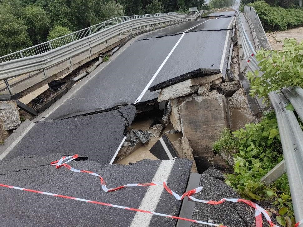 Închideri de drumuri în Slovenia din cauza inundațiilor și furtunilor puternice
